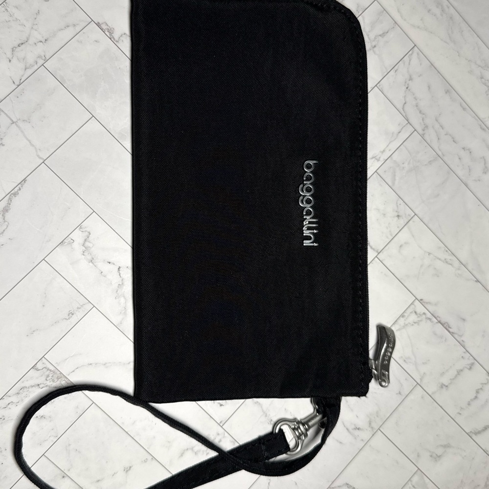 Baggalini RFID Black Card Nylon Wallet Wristlet - Picture 2 of 4